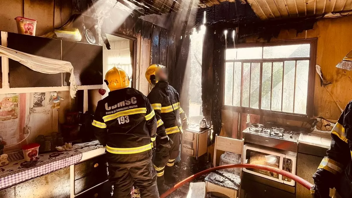 Fogão a lenha provoca incêndio em residência em Mafra